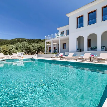 Villa Sunshine Pool - Spacious & Near The Town *