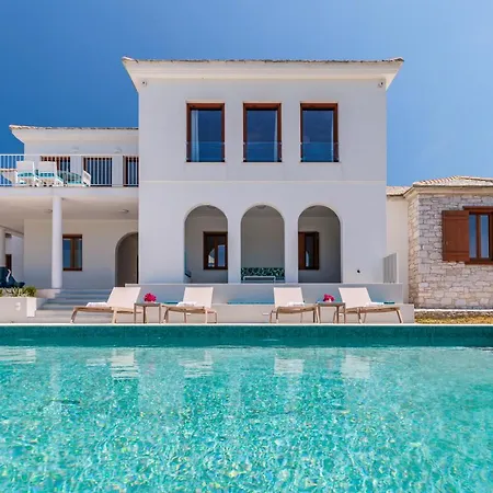 Sunshine Pool - Spacious & Near The Town Villa *