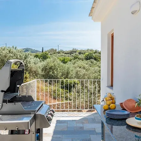 Sunshine Pool - Spacious & Near The Town