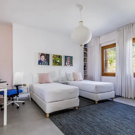 Sunshine Pool - Spacious & Near The Town