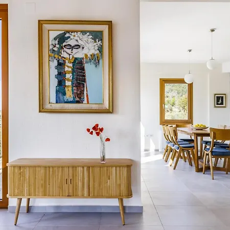 Sunshine Pool - Spacious & Near The Town