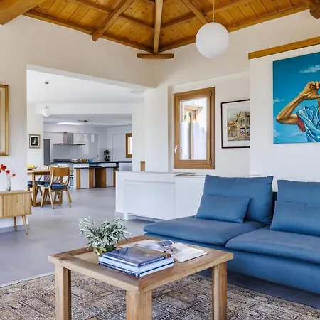 Villa Sunshine Pool - Spacious & Near The Town