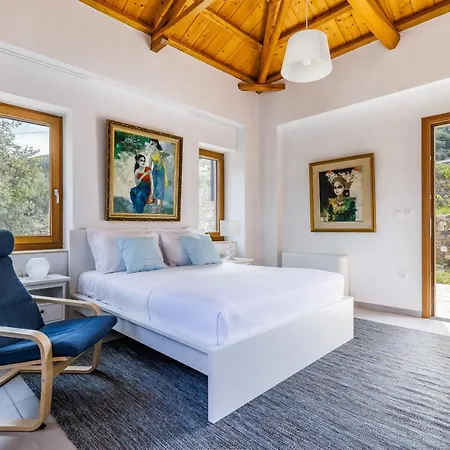 Villa Sunshine Pool - Spacious & Near The Town *
